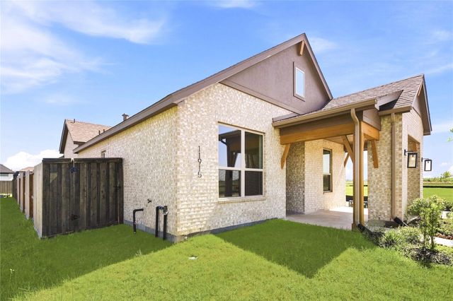 11915 S Pavillion Drive, Mont Belvieu, TX 77523
