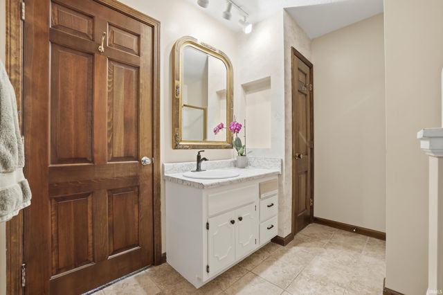 526 W Reade Avenue, Upland, IN 46989