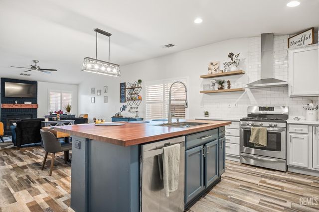 1051 W Pepper Drive, Hanford, CA 93230