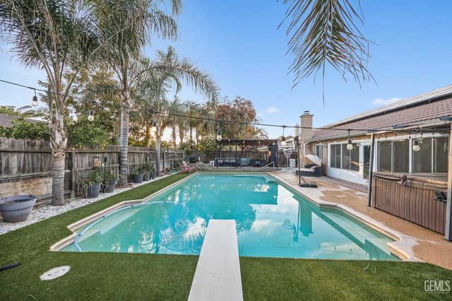 1051 W Pepper Drive, Hanford, CA 93230