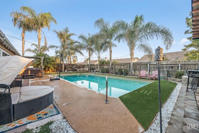 1051 W Pepper Drive, Hanford, CA 93230