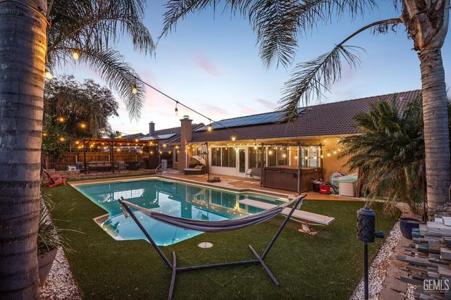 1051 W Pepper Drive, Hanford, CA 93230