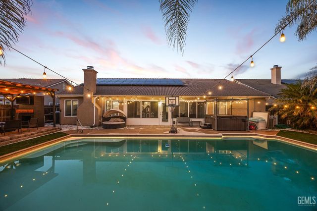 1051 W Pepper Drive, Hanford, CA 93230