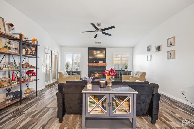 1051 W Pepper Drive, Hanford, CA 93230