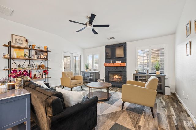 1051 W Pepper Drive, Hanford, CA 93230