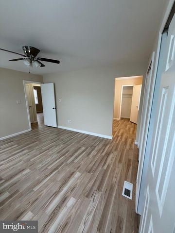 8 HEWITT LN, Sicklerville, NJ 08081