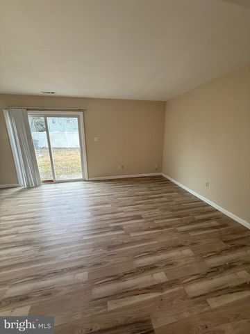 8 HEWITT LN, Sicklerville, NJ 08081