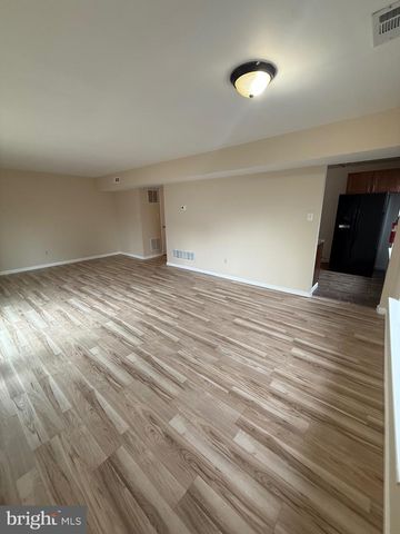 8 HEWITT LN, Sicklerville, NJ 08081