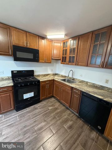 8 HEWITT LN, Sicklerville, NJ 08081