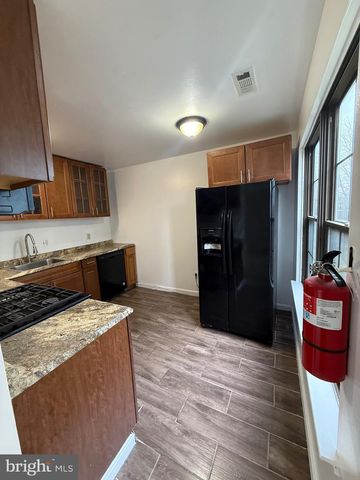 8 HEWITT LN, Sicklerville, NJ 08081