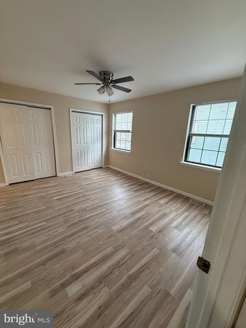 8 HEWITT LN, Sicklerville, NJ 08081