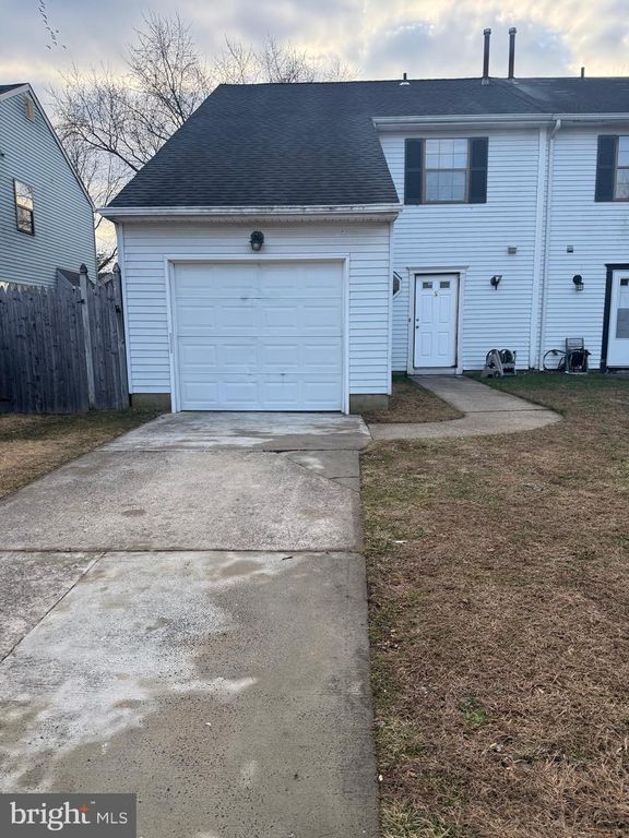 8 HEWITT LN, Sicklerville, NJ 08081