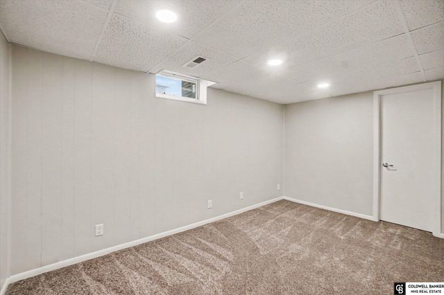 1858 N 93 Court, Omaha, NE 68114