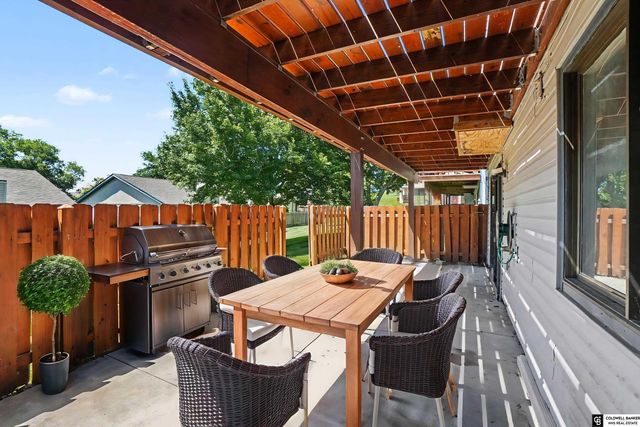 1858 N 93 Court, Omaha, NE 68114