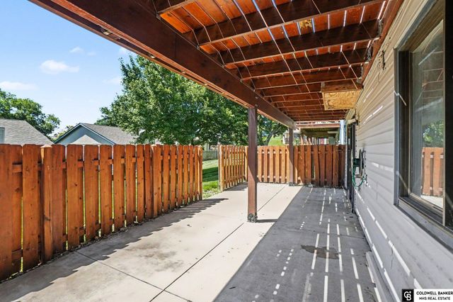 1858 N 93 Court, Omaha, NE 68114