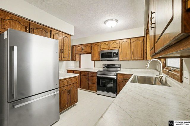 1858 N 93 Court, Omaha, NE 68114