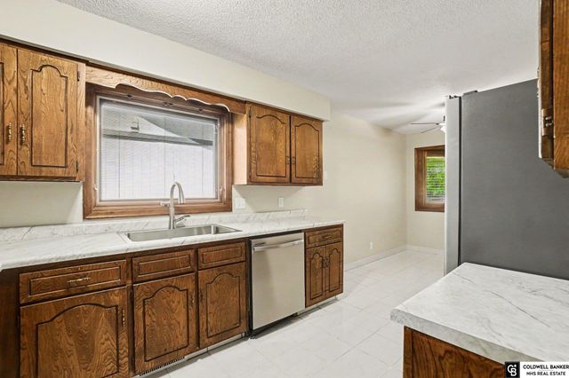 1858 N 93 Court, Omaha, NE 68114