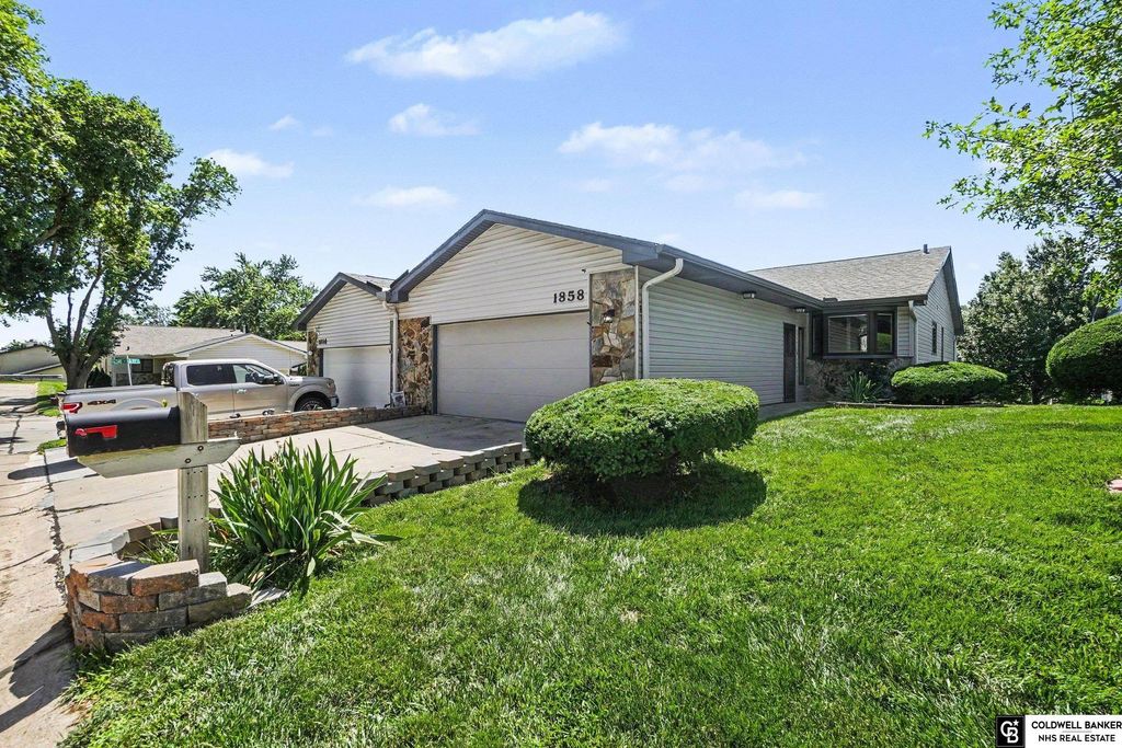 1858 N 93 Court, Omaha, NE 68114