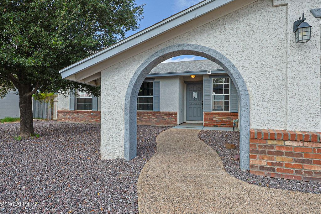 5622 W IRONWOOD Drive, Glendale, AZ 85302 — exterior