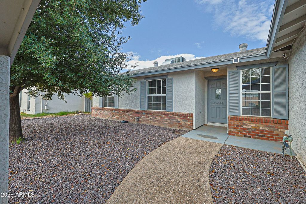5622 W IRONWOOD Drive, Glendale, AZ 85302 — photo 2