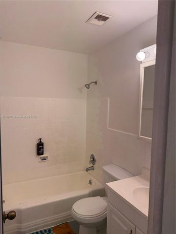 815 SW 10th Ter 15V, Hallandale Beach, FL 33009