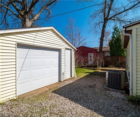 147 Englewood Drive, Avon Lake, OH 44012