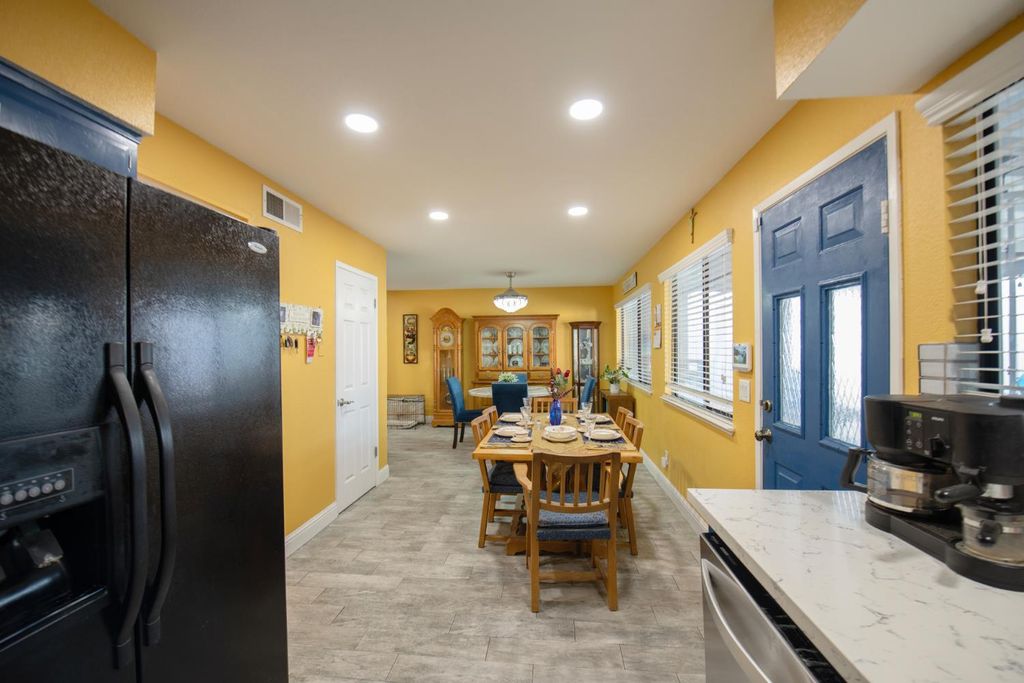 Image 12 of property listing at 1915 W Santa Ana Avenue, Fresno, CA 93705