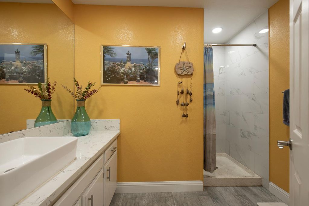 Image 14 of property listing at 1915 W Santa Ana Avenue, Fresno, CA 93705