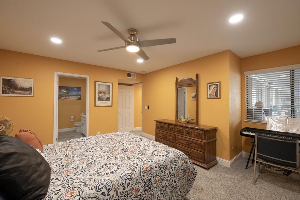 Image 21 of property listing at 1915 W Santa Ana Avenue, Fresno, CA 93705