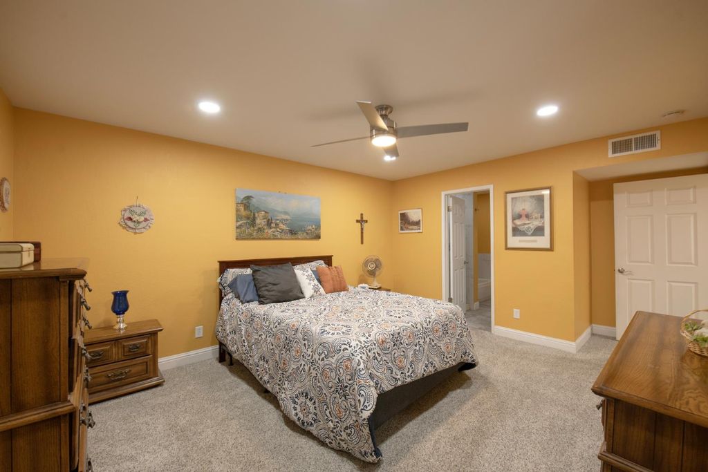 Image 22 of property listing at 1915 W Santa Ana Avenue, Fresno, CA 93705