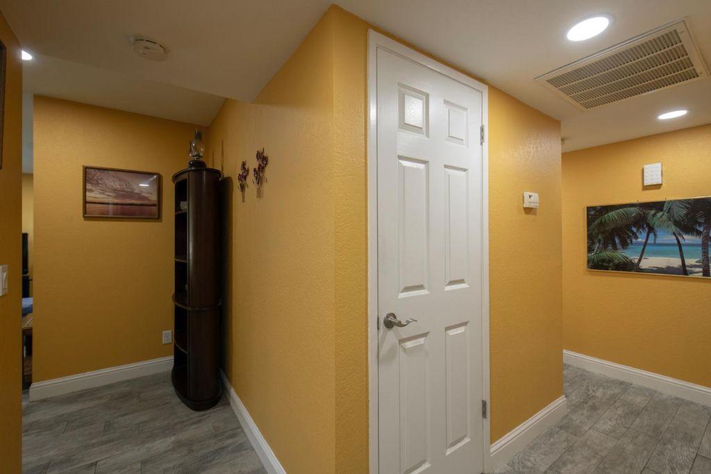 Image 24 of property listing at 1915 W Santa Ana Avenue, Fresno, CA 93705