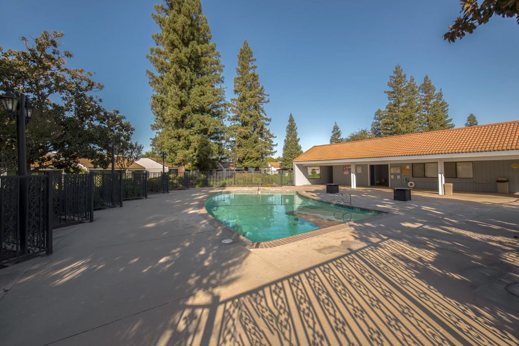 Image 36 of property listing at 1915 W Santa Ana Avenue, Fresno, CA 93705