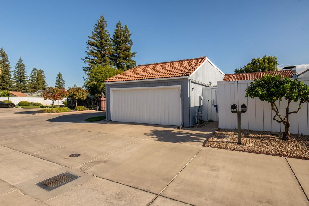 Image 5 of property listing at 1915 W Santa Ana Avenue, Fresno, CA 93705