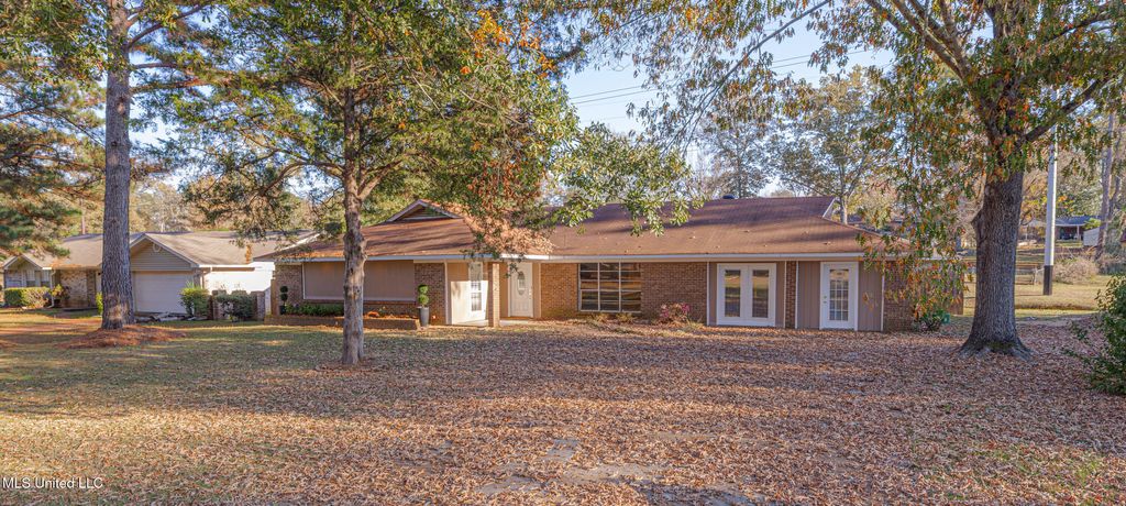 114 Meadow Ln Circle, Clinton, MS 39056