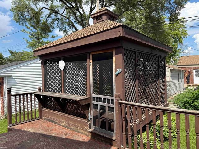 28460 Hollywood Street, Roseville, MI 48066