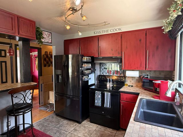 28460 Hollywood Street, Roseville, MI 48066