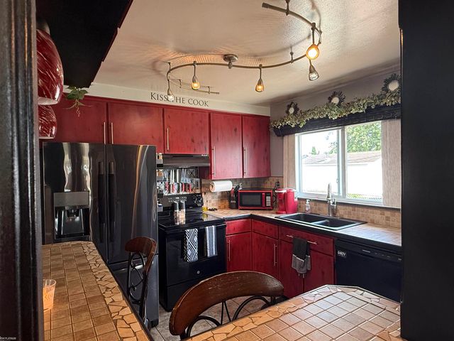 28460 Hollywood Street, Roseville, MI 48066