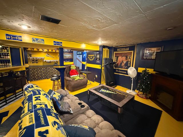 28460 Hollywood Street, Roseville, MI 48066