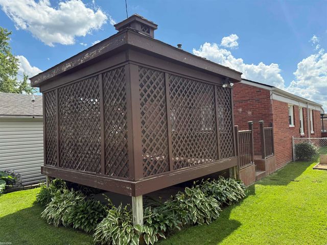 28460 Hollywood Street, Roseville, MI 48066
