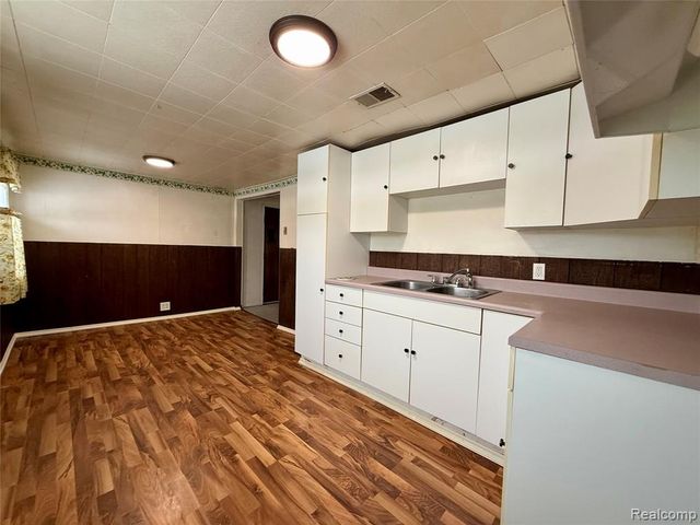 6377 E Atherton Road, Burton, MI 48519