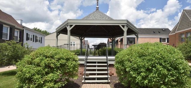 2206 Stonecroft DRIVE, Grafton, WI 53024