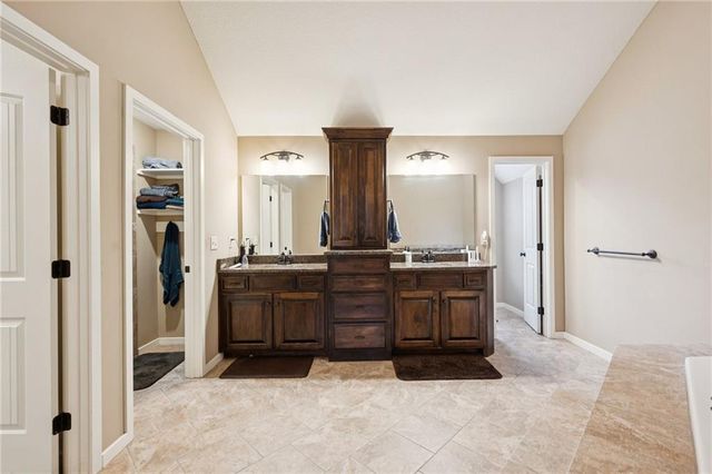 2210 NE 111th Street, Kansas City, MO 64155