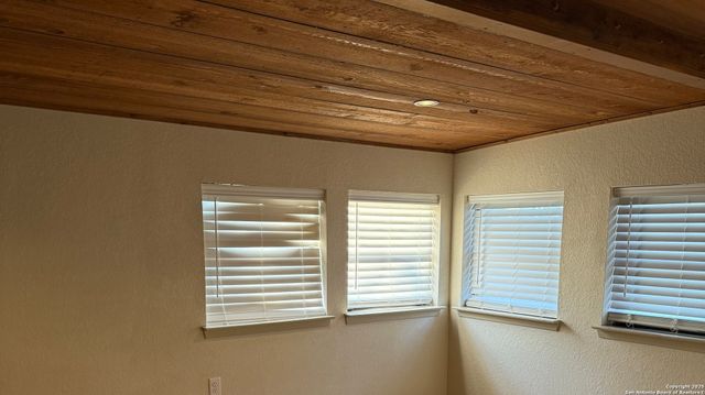 117 Big Oak, La Vernia, TX 78121