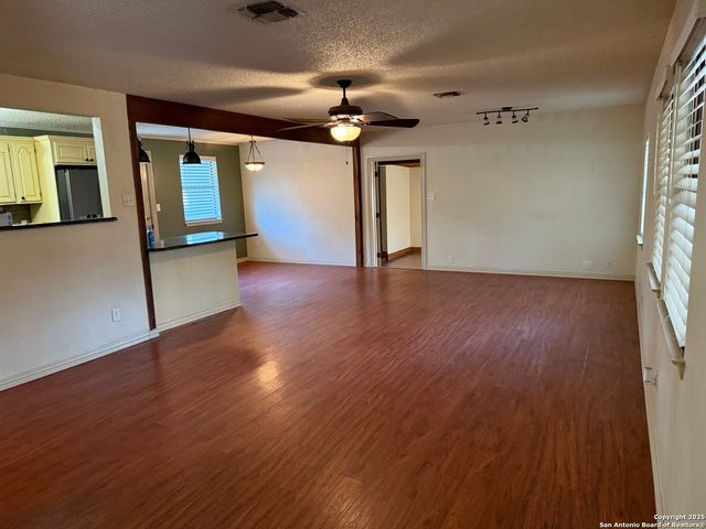 117 Big Oak, La Vernia, TX 78121