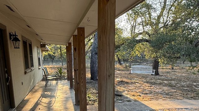 117 Big Oak, La Vernia, TX 78121