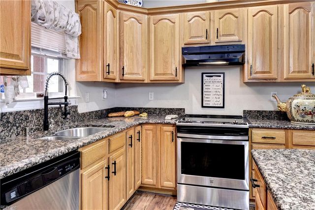821 Edinburgh CT, Smithfield, VA 23430