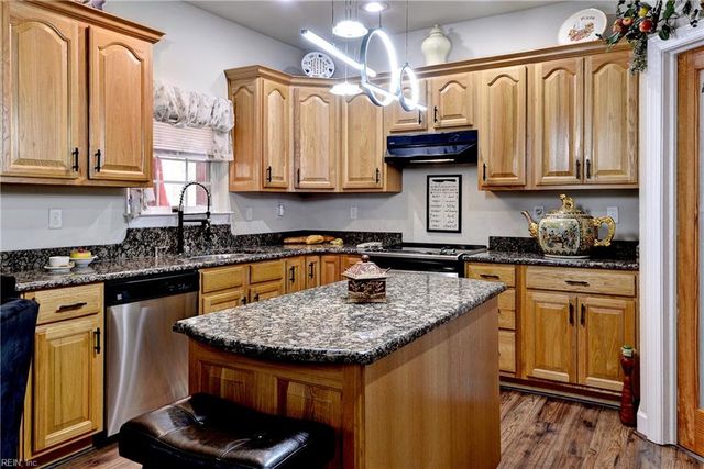 821 Edinburgh CT, Smithfield, VA 23430