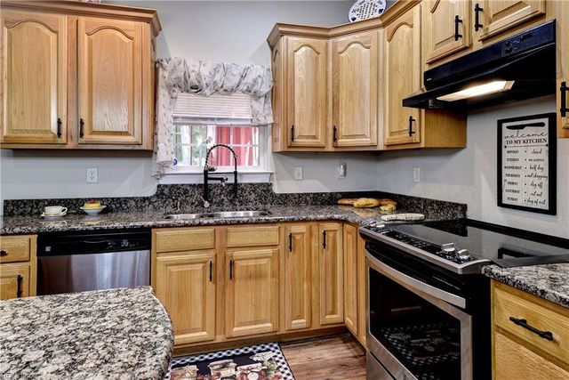 821 Edinburgh CT, Smithfield, VA 23430