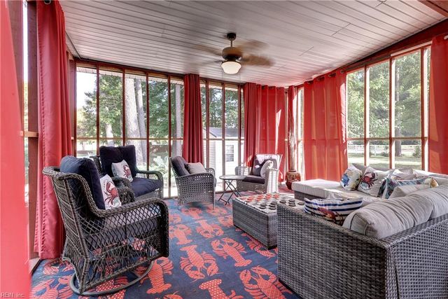 821 Edinburgh CT, Smithfield, VA 23430