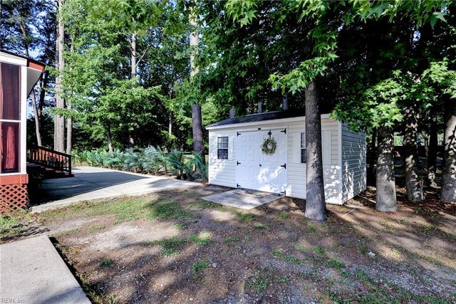 821 Edinburgh CT, Smithfield, VA 23430